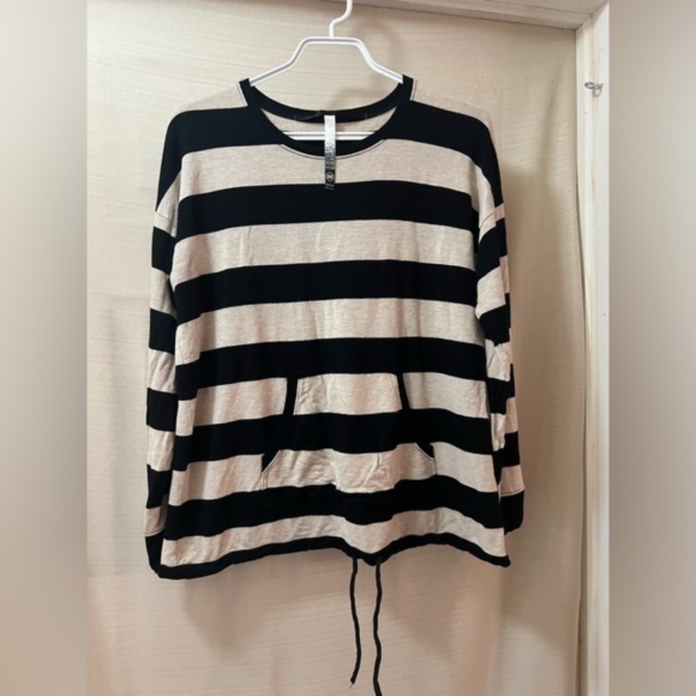 ⚫️ BOGO Kensie women’s striped activewear top size medium